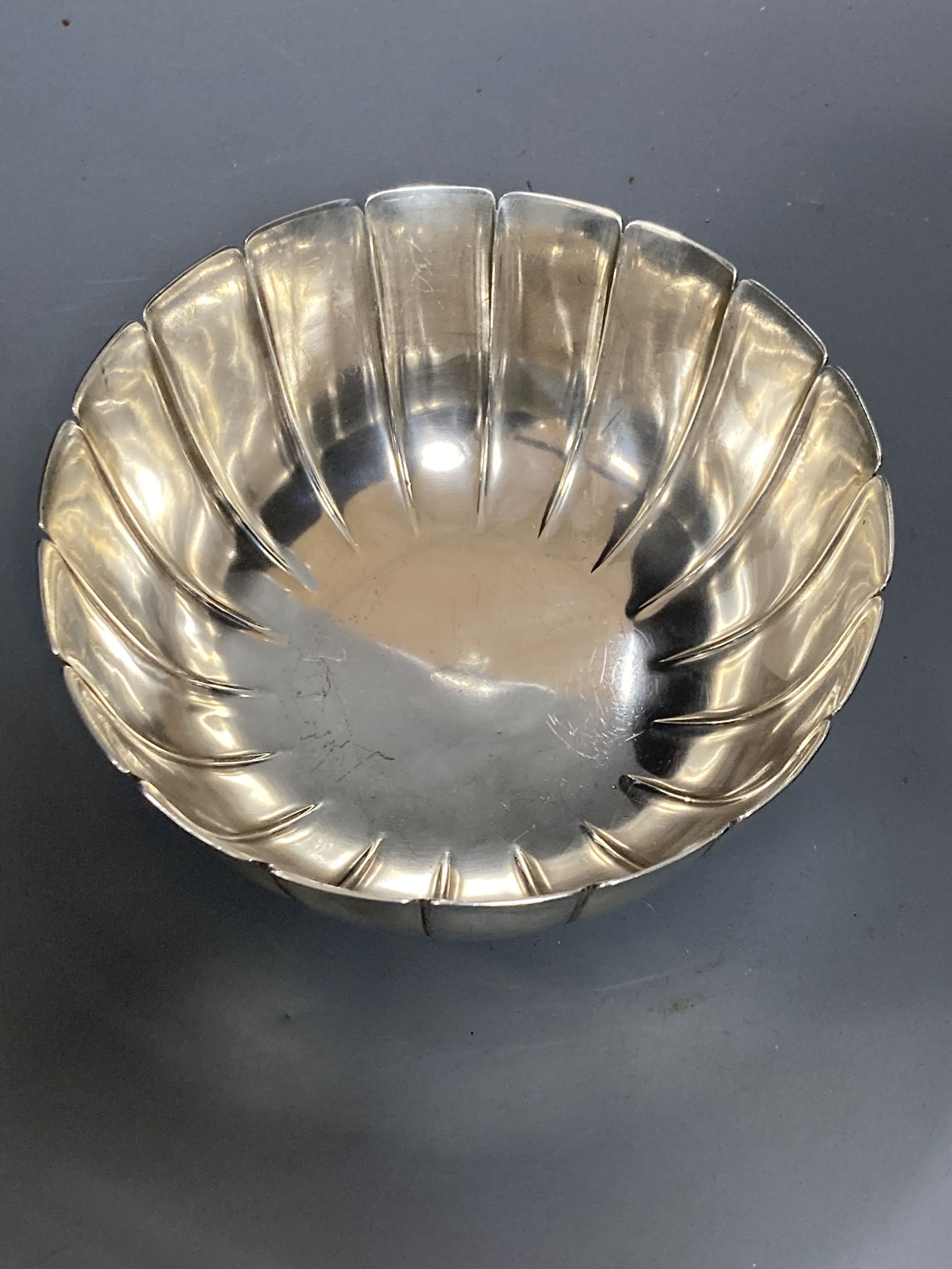 A 1960's fluted silver bowl, Henry Clifford Davis, Birmingham, 1960, diameter 16.4cm